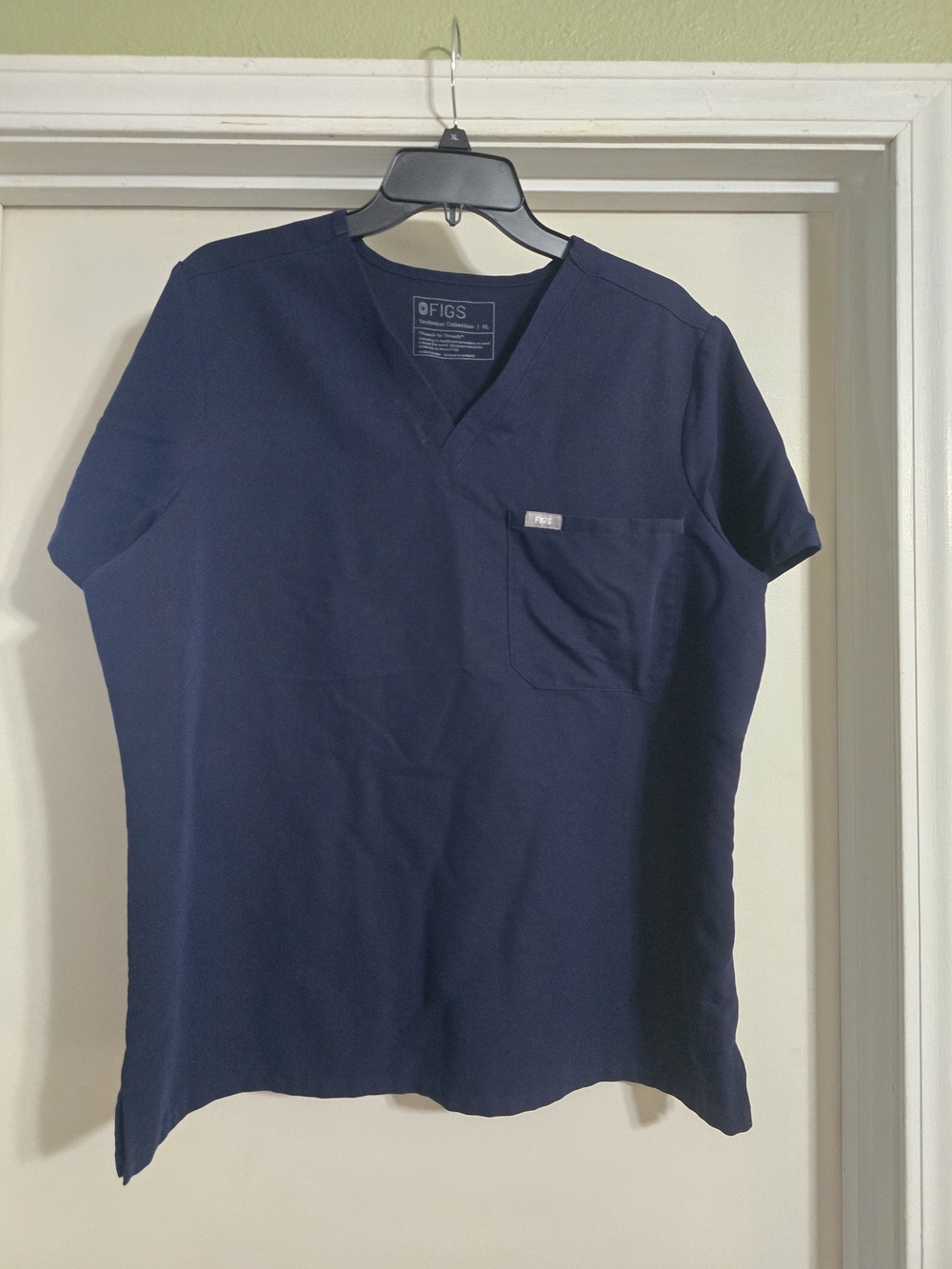 FIGS Men’s V-Neck Scrub Top in Navy